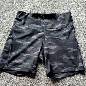 Athleta stash pocket camo 7” biker short